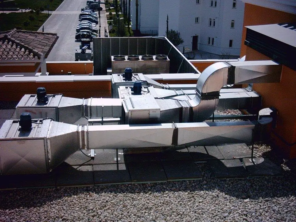 Ductos y ventiladores de extracción instalados en la azotea de un edificio