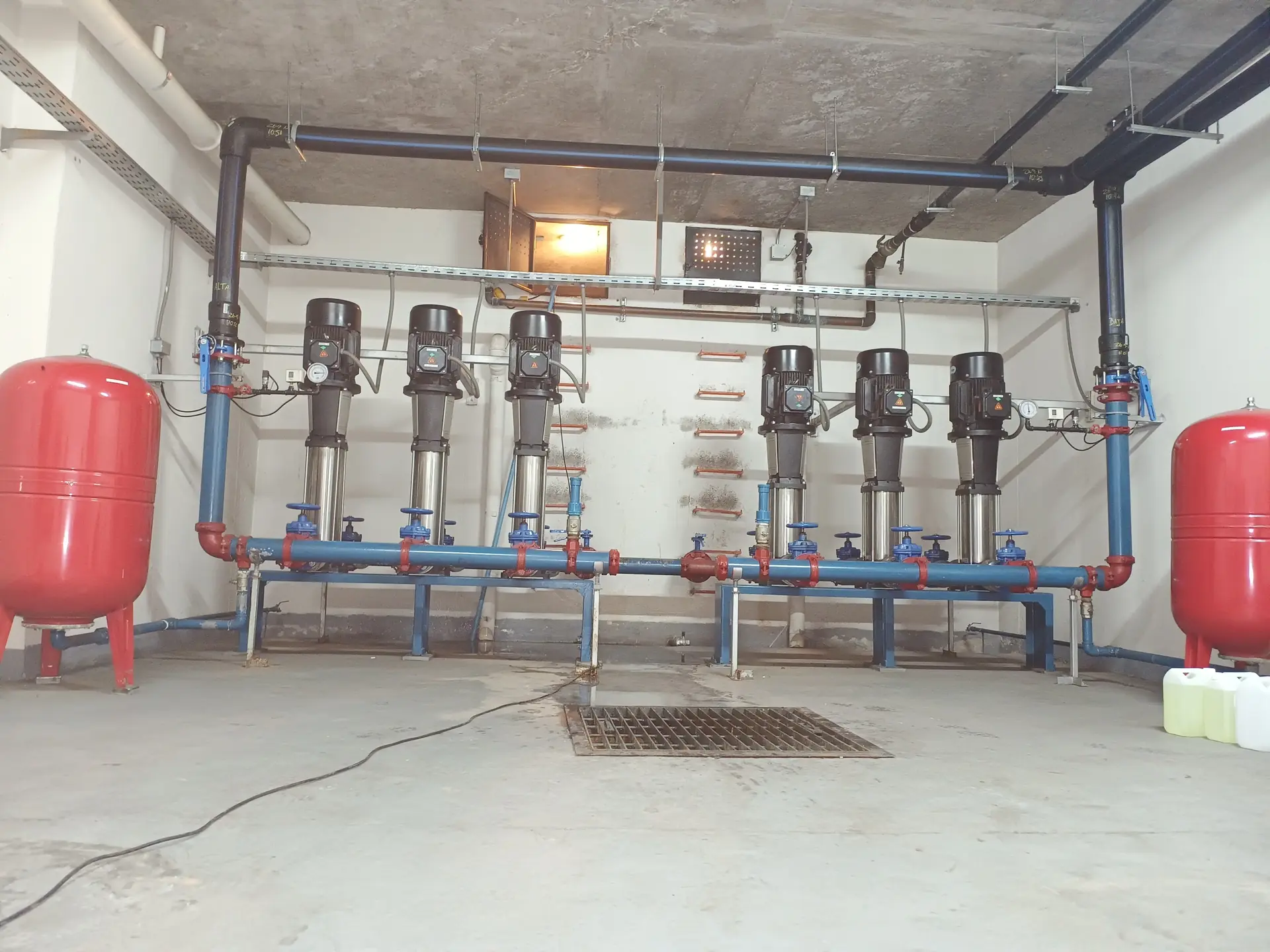 Sala de bombas con bombas verticales multietapa y estanques hidroneumáticos