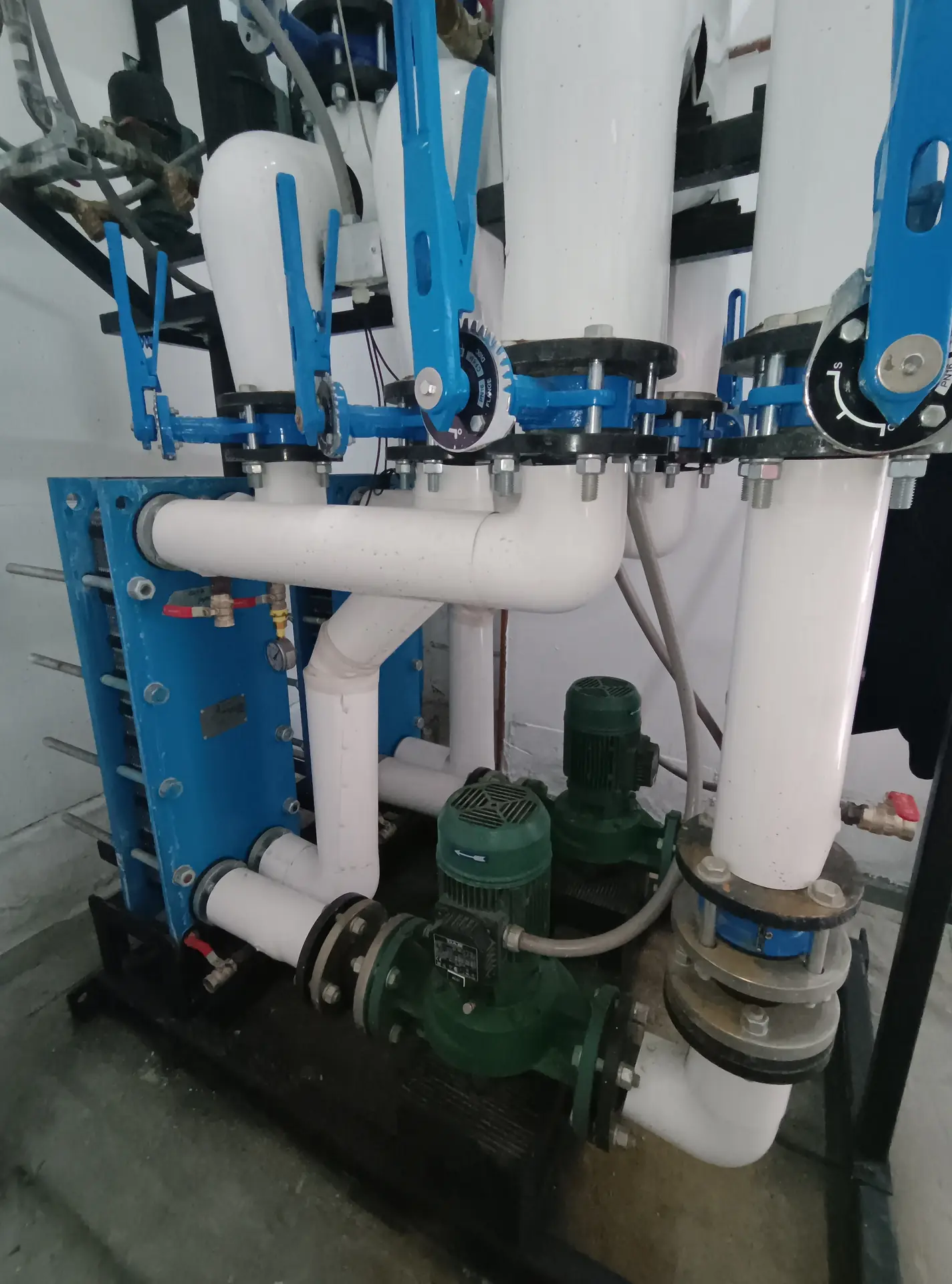 Intercambiador de placas y bombas de recirculación de agua caliente